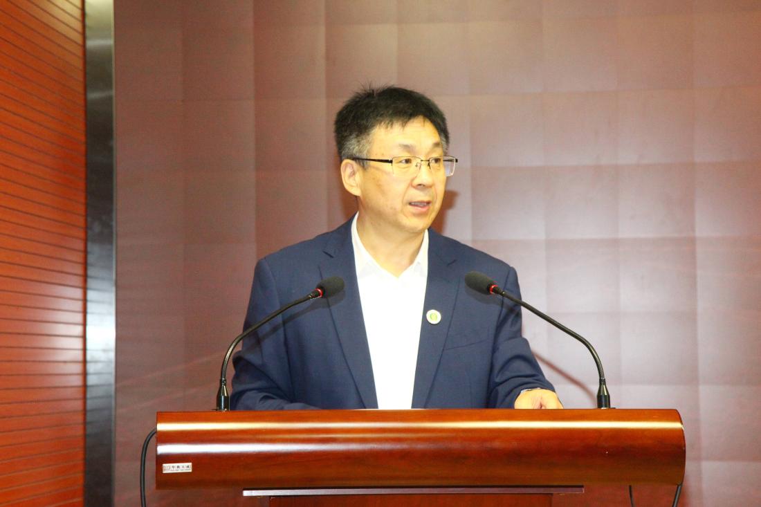 学院党委书记齐涛主持会议(1).JPG