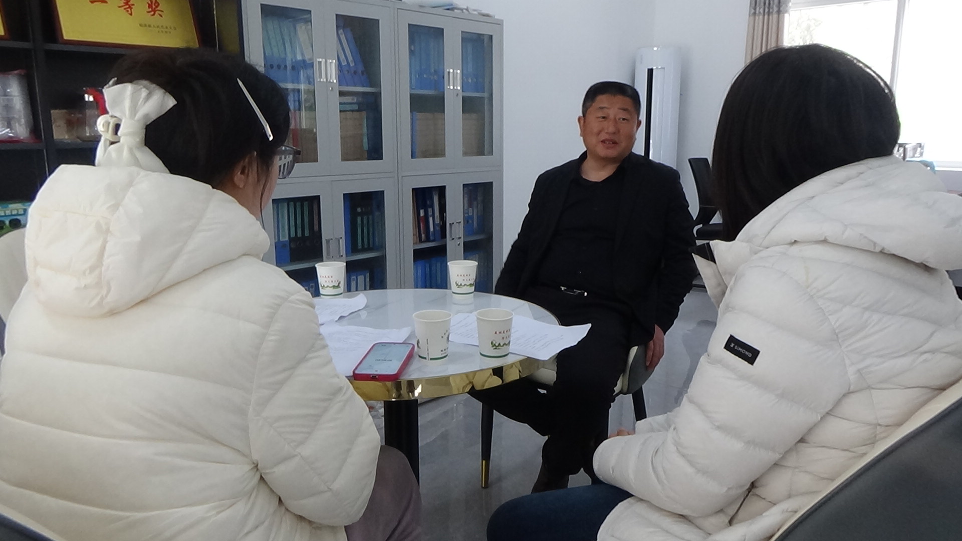 团队成员同矾石村马支书座谈.jpg