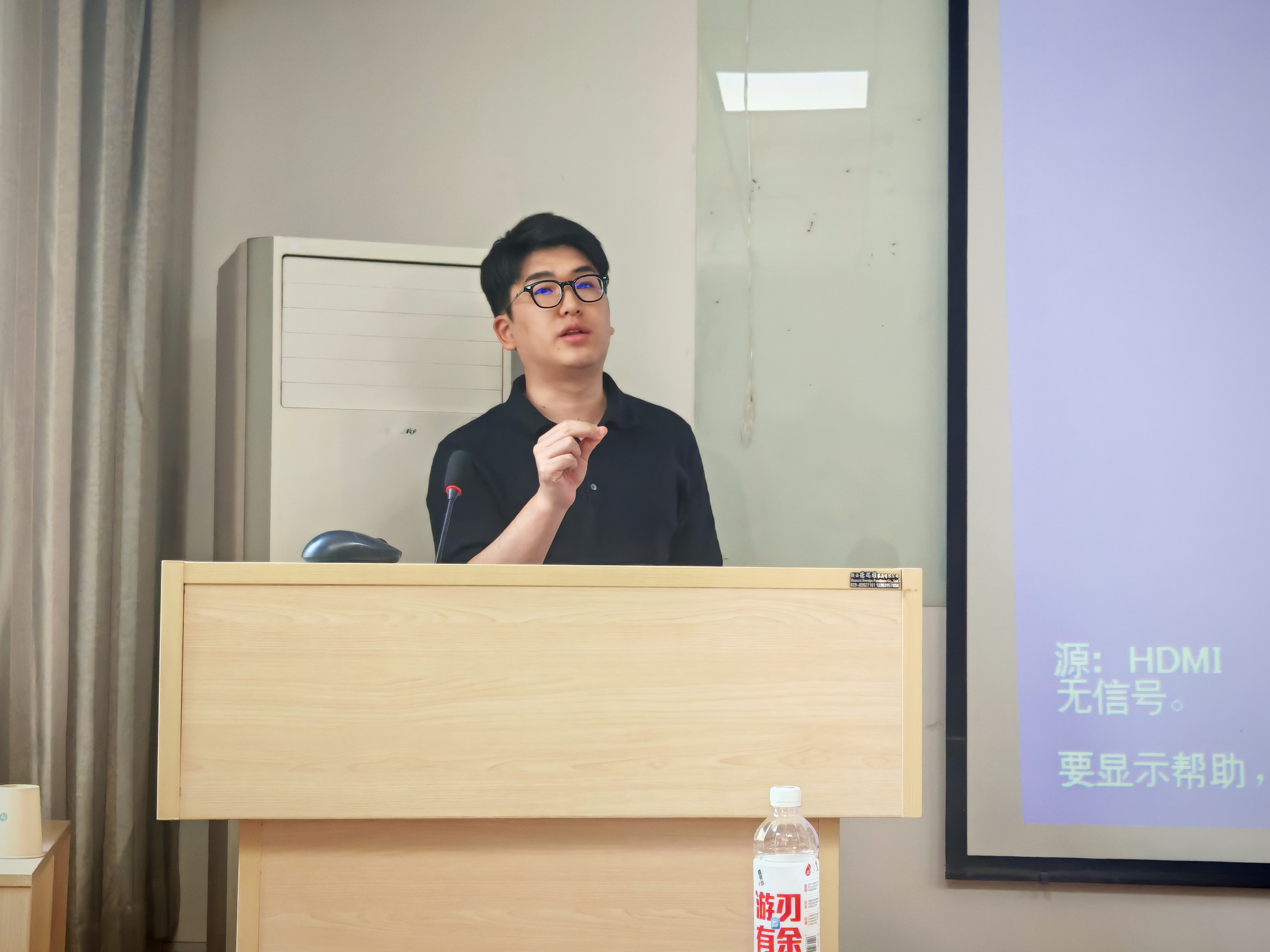 庞兆丰老师讲谈照片.jpg