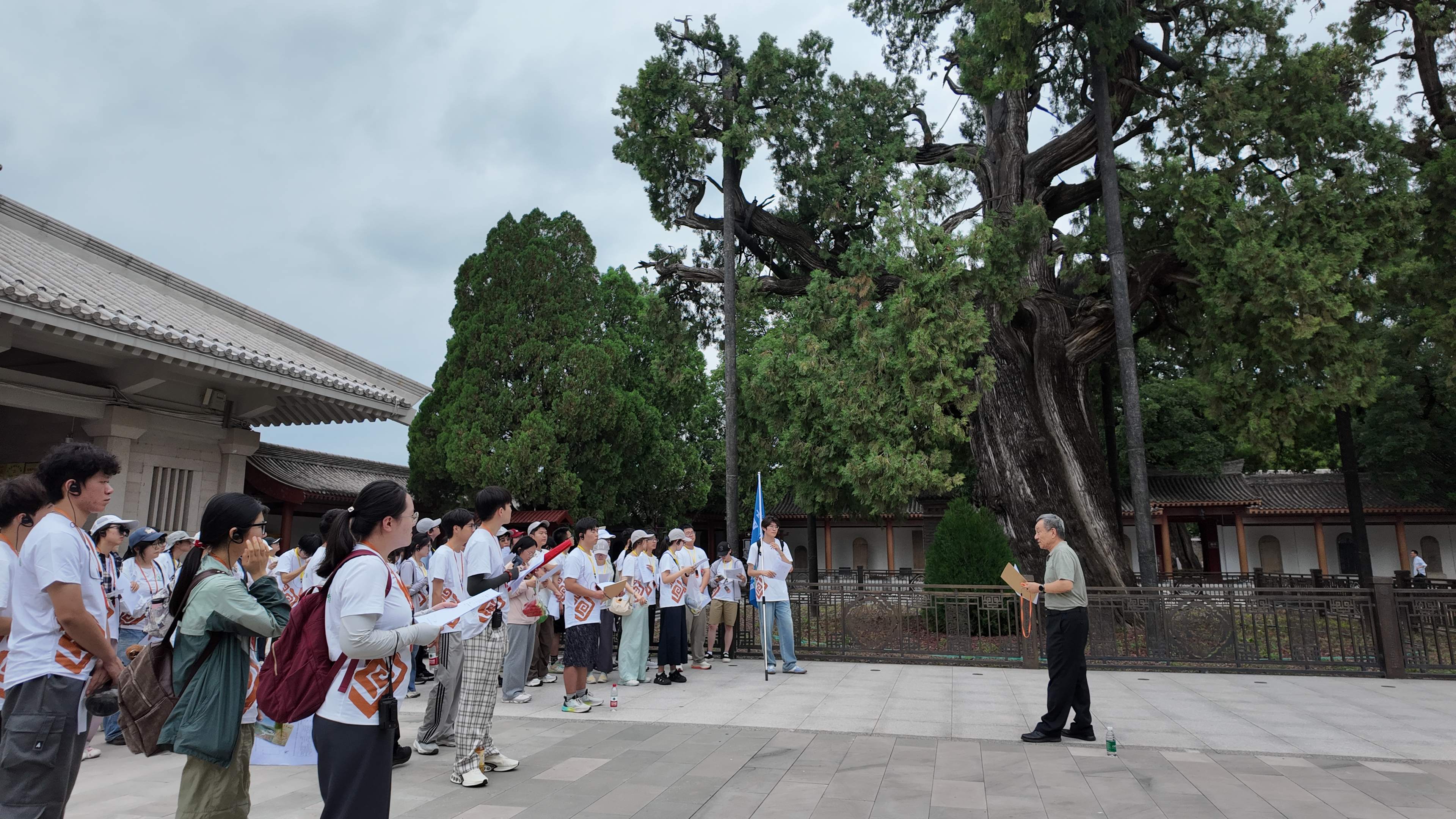 赵忠教授在轩辕庙开展现场实践教学(1).JPG