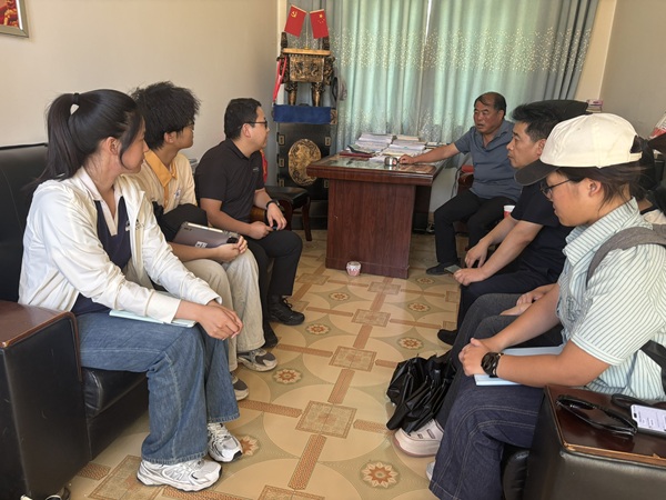 实践队在四户村委会交流学习.jpg