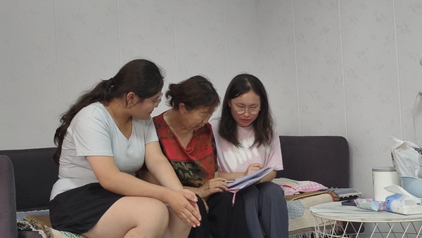 图3 队员们入户调研.jpg