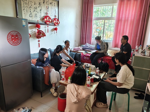 指导老师和实践队员入户调研.jpg