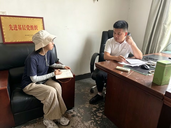 团队成员与村干部交谈.jpg