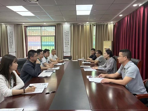 调研团队与乡镇干部进行座谈会交流.jpg