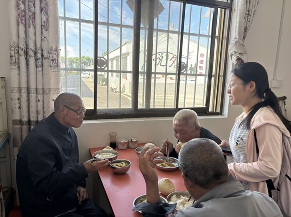 走进老年食堂.jpg
