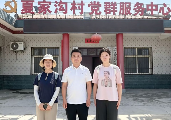 团队合影.jpg