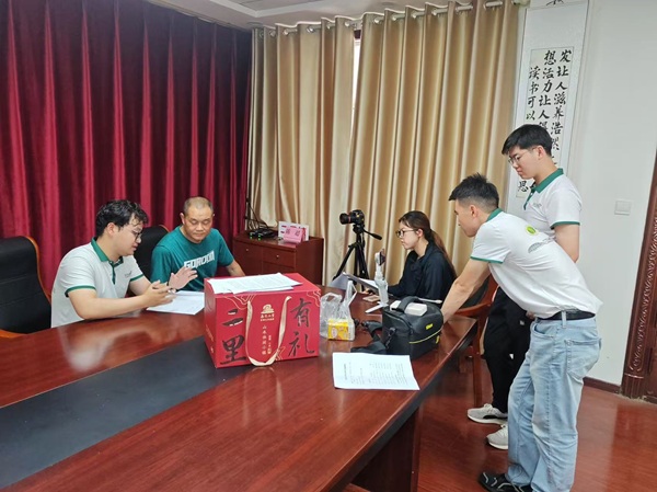 调研团队与镇政府征求视觉包装设计意见.jpg