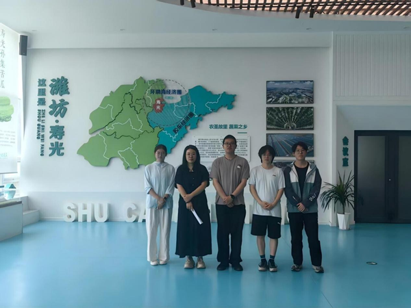 图为实践团成员与园区及政府工作人员合影留念.png