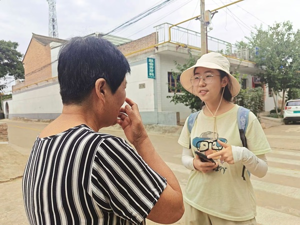 团队成员采访村民.jpg