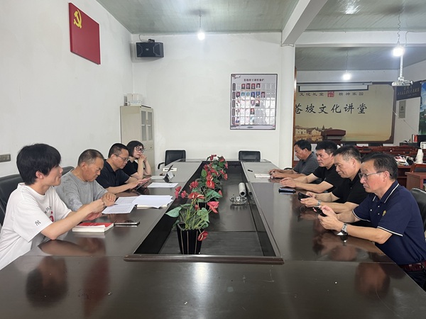 图3：团队成员和村集体交流.jpg