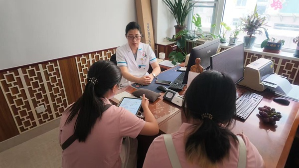 图3_团队在访谈治未病中心李主任.jpg