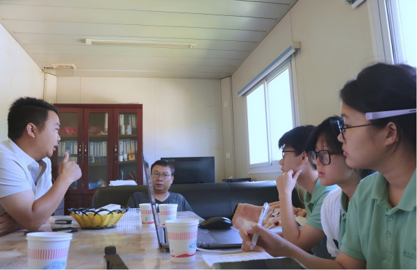 图为实践团在靖安新区管委会与工作人员座谈交流智慧民政预警系统运行情况。.png