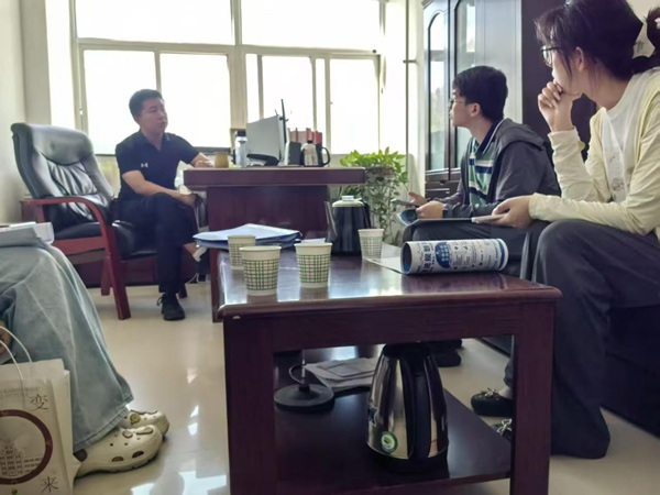 小组成员采访政府工作人员3.jpg